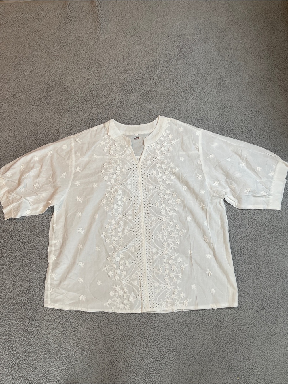 White embroidered blouse with floral details and button-up front. Size: XL #cott
